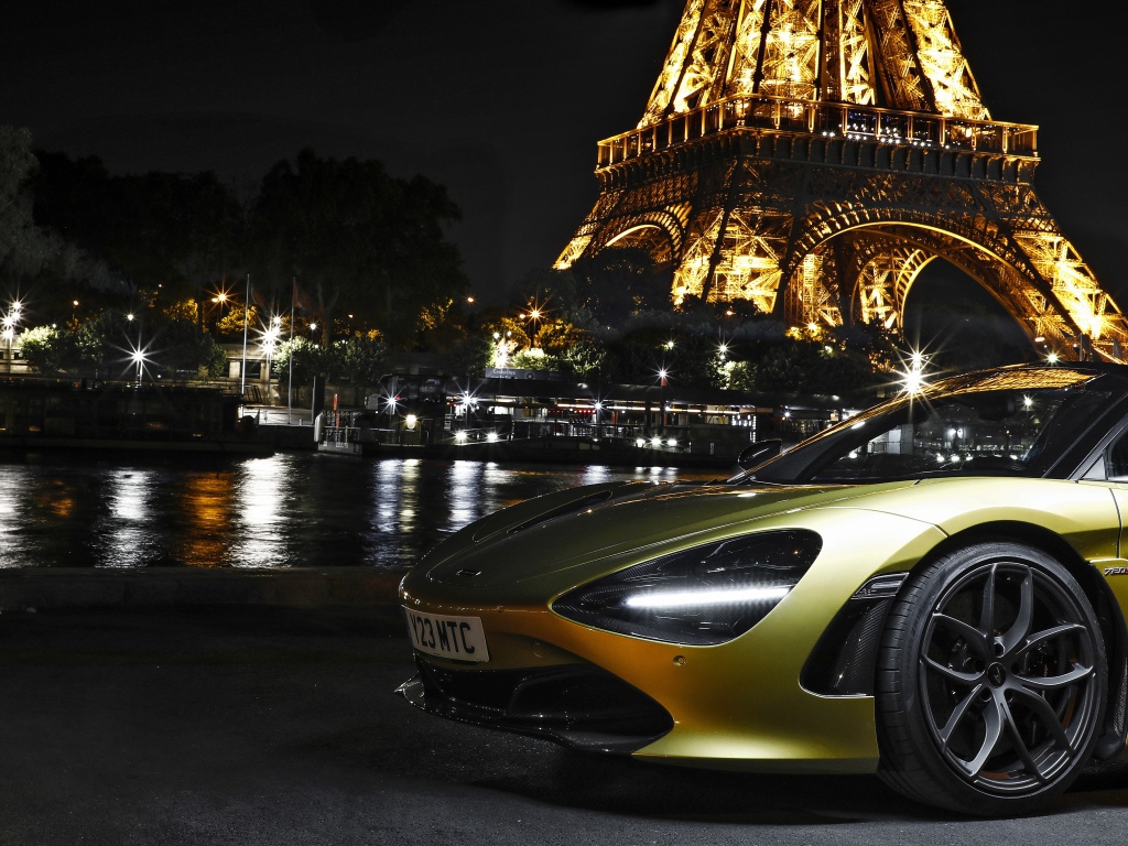 Автомобиль McLaren 720S Spider, 2019 года у Эйфелевой башни 