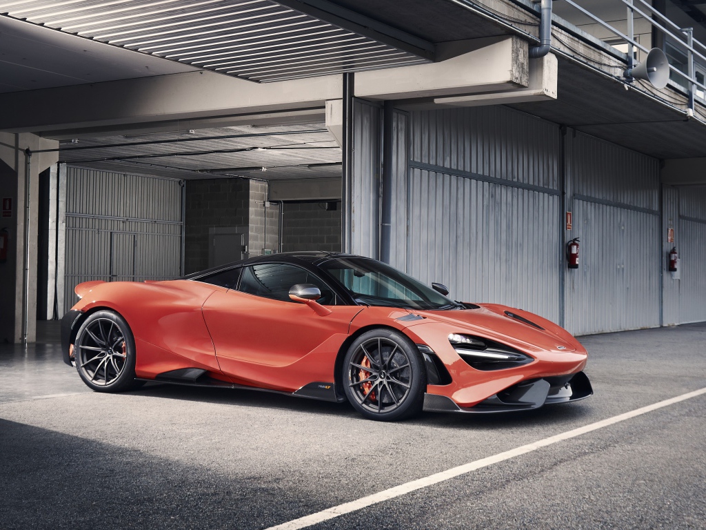 Автомобиль McLaren 765LT 2020 года выезжает из гаража 