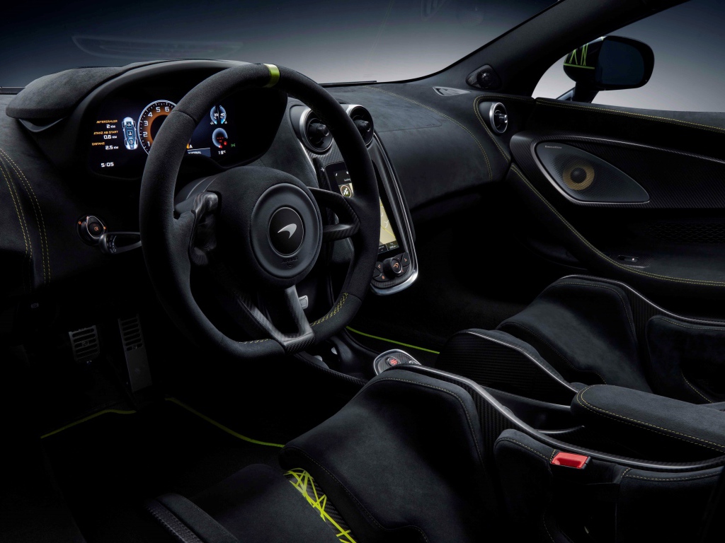 Салон автомобиля McLaren MSO 600LT Spider Segestria Borealis 2020 года 