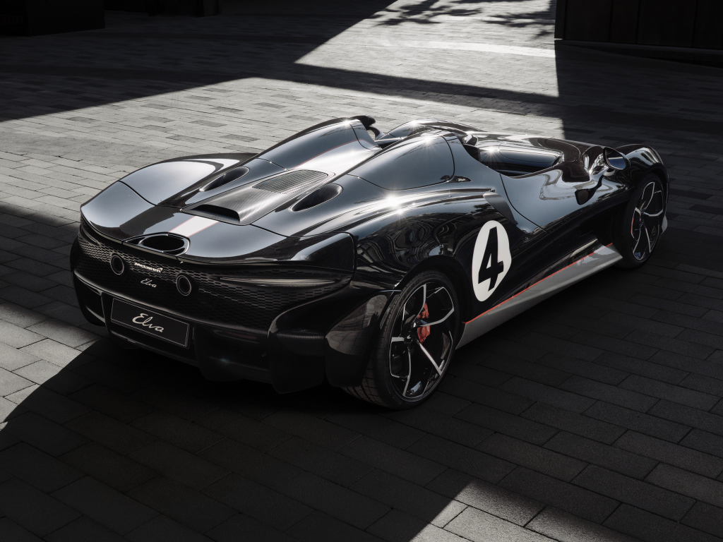 Черный спортивный автомобиль McLaren MSO Elva M1A Theme 2020 года вид сзади