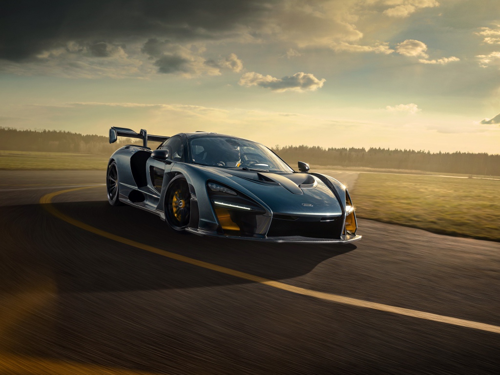 Гоночный автомобиль  McLaren Senna 2020 года на фоне заката 