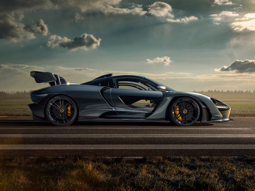 Автомобиль Novitec McLaren Senna 2020 года на фоне неба 
