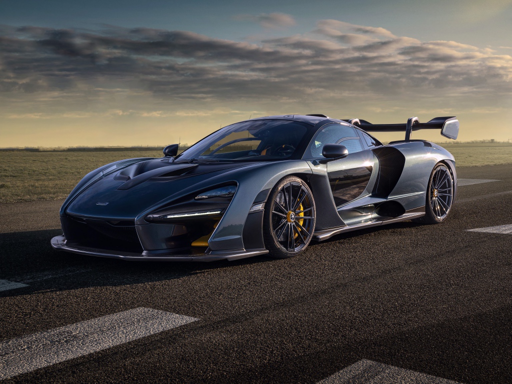 Серебристый гоночный автомобиль Novitec McLaren Senna 2020 года 