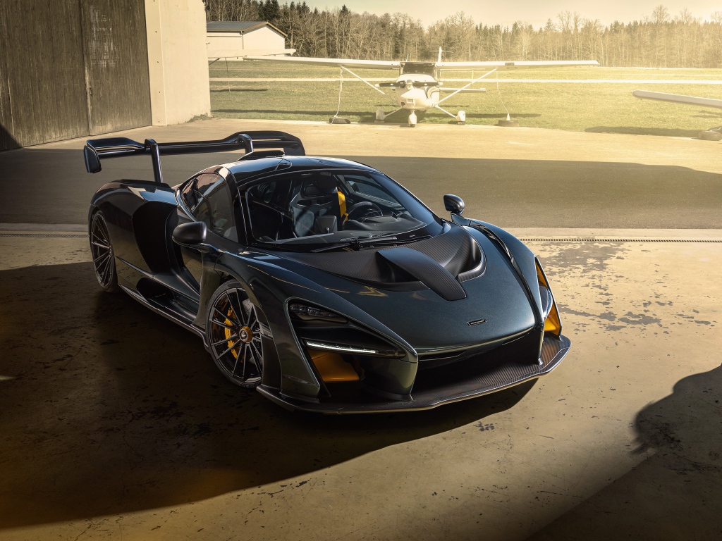 Черный автомобиль  McLaren Senna 2020 года на аэродроме 