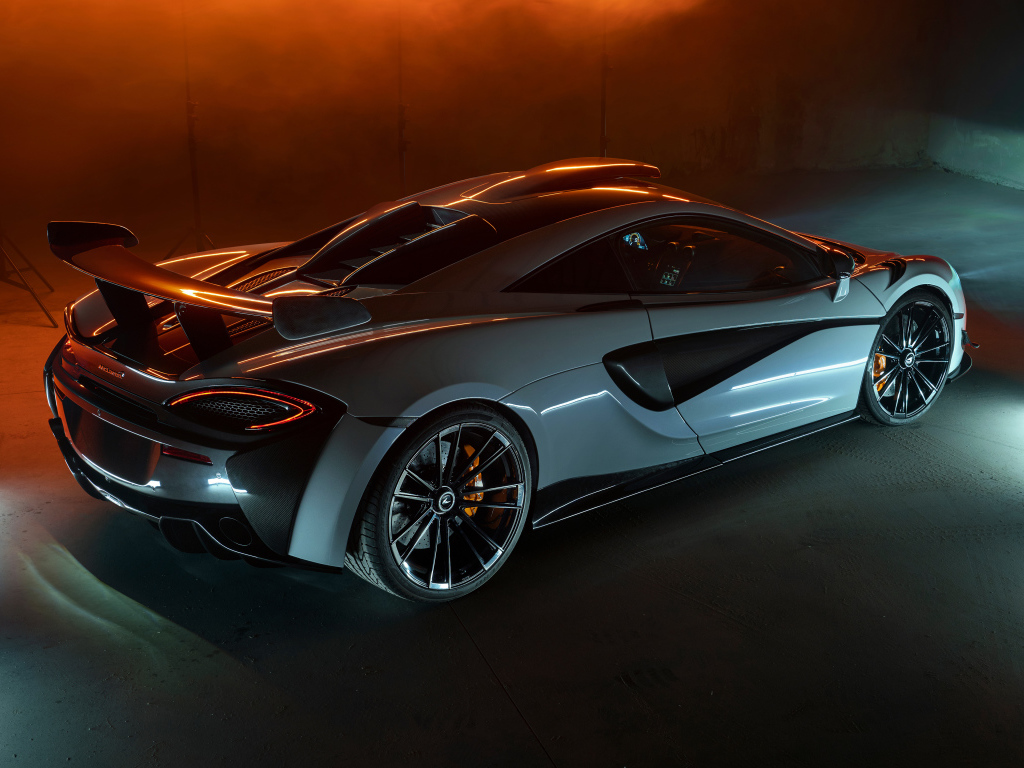 Спортивный автомобиль  McLaren 620R 2021 года вид сзади
