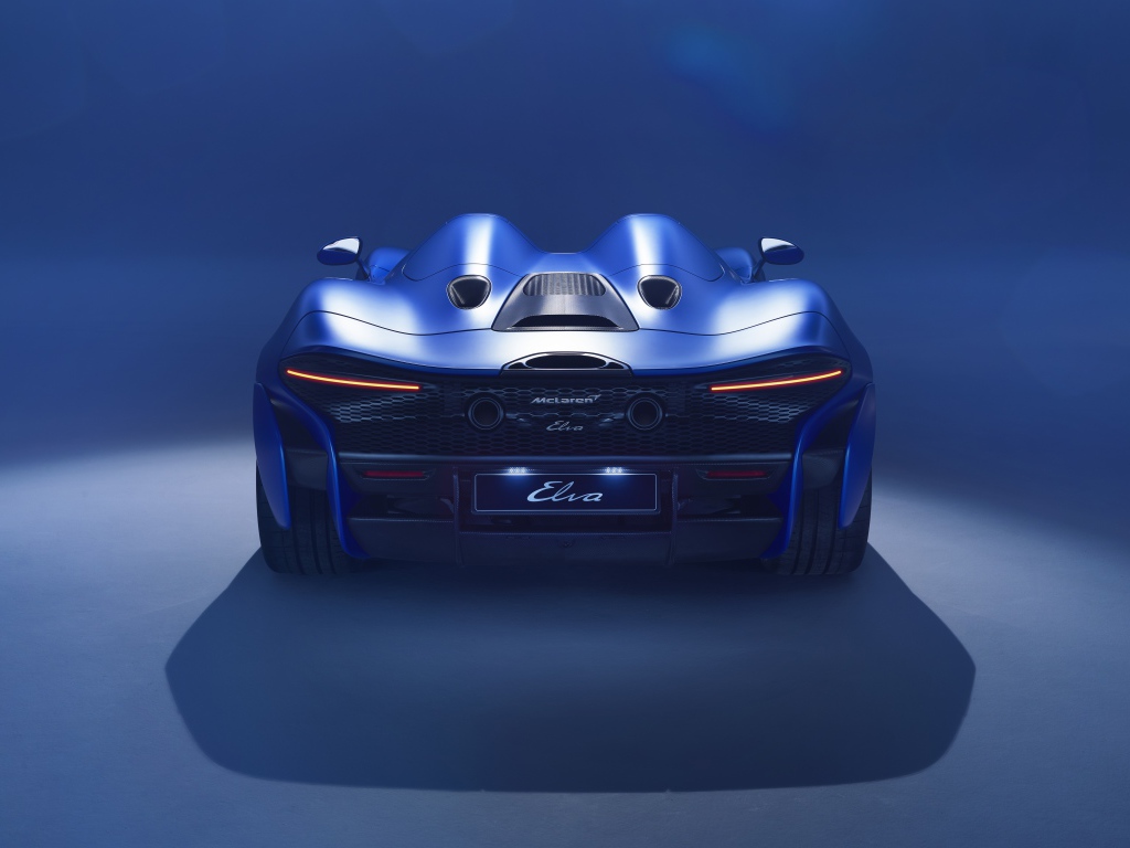 Синий автомобиль McLaren Elva 2020 года вид сзади