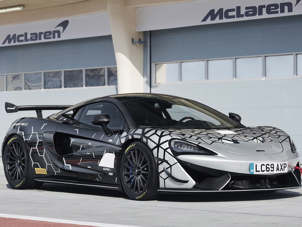 Гоночный автомобиль McLaren 620R у гаража