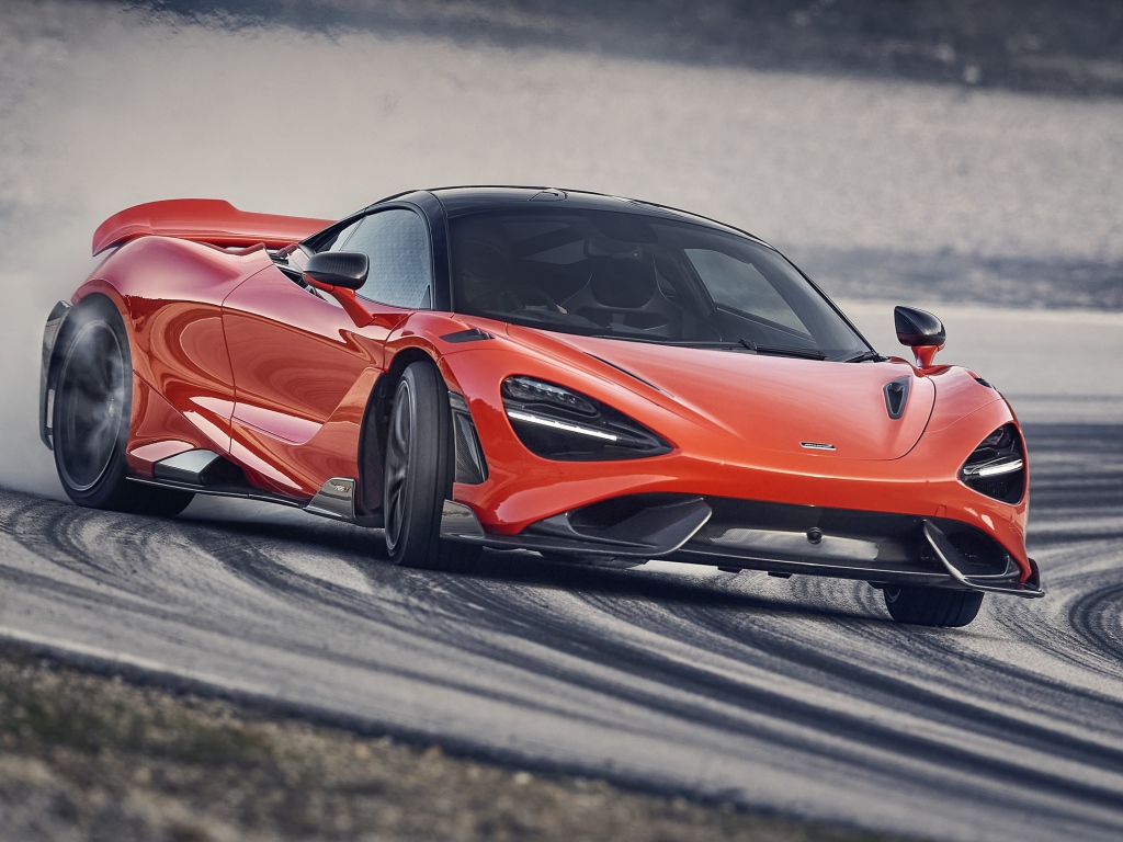 Красный гоночный автомобиль McLaren 765LT 2020 года на трассе 