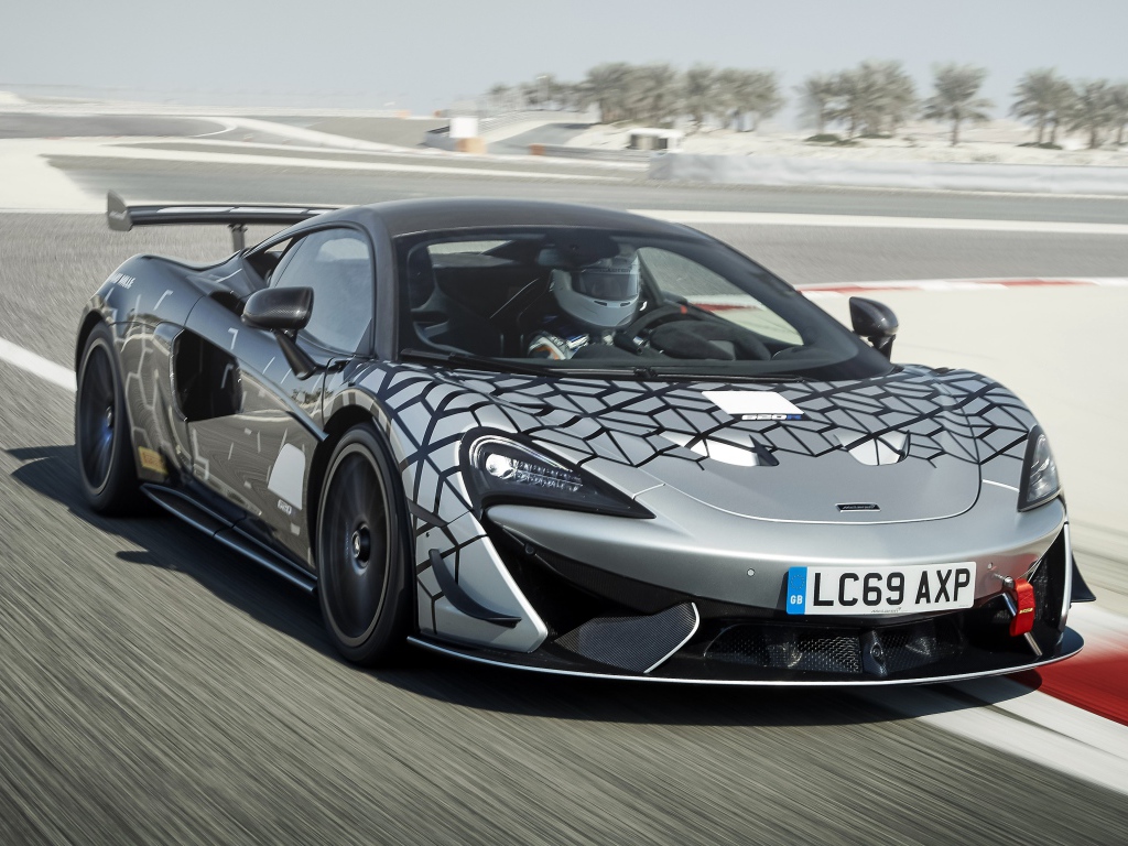 Спортивный автомобиль McLaren 620R на трассе