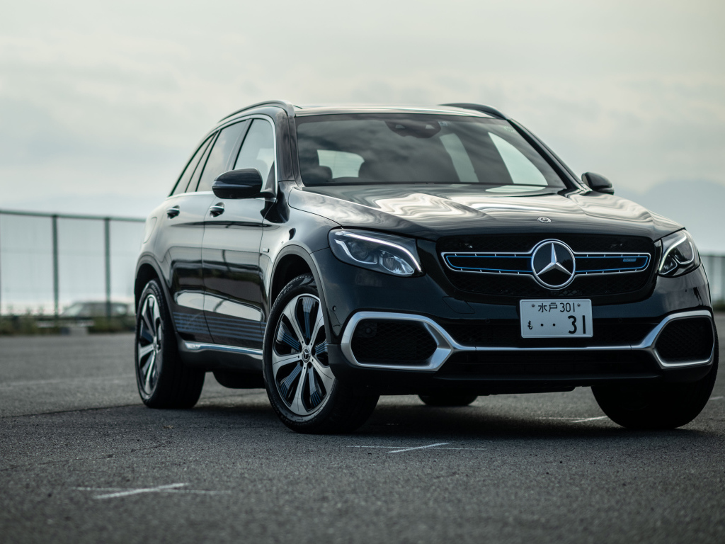Черный автомобиль Mercedes-Benz GLC F-Cell 2021 года
