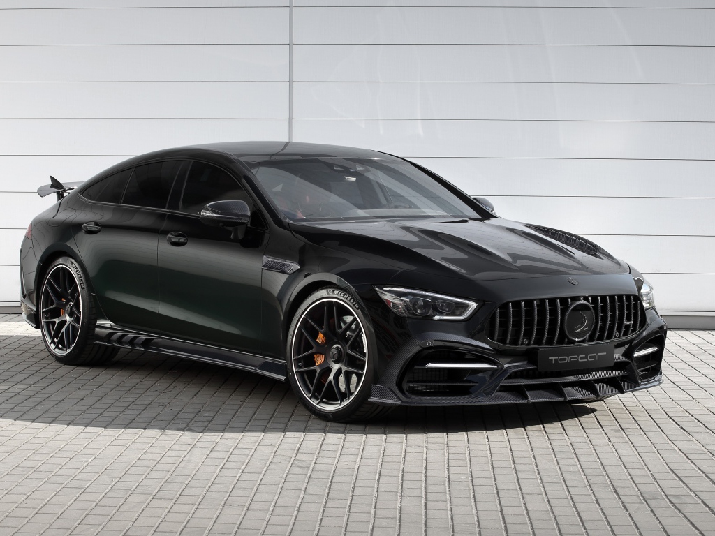 Черный автомобиль  Mercedes-AMG GT 63 S 4MATIC+ 4-Door Coupé Inferno 2020 года у гаража