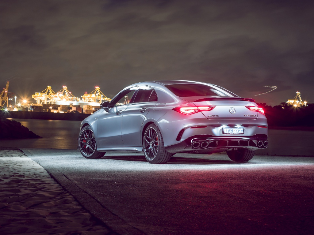 Автомобиль Mercedes-AMG CLA 45 S 4MATIC, 2020 года на фоне города 