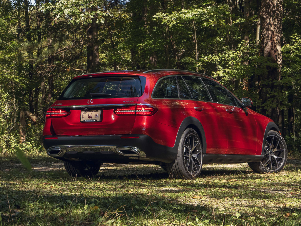 Красный автомобиль Mercedes-Benz E 450 4MATIC All-Terrain, 2021 года вид сзади