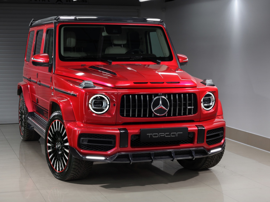 Красный внедорожник  Mercedes-AMG G 63,  2020 года в гараже