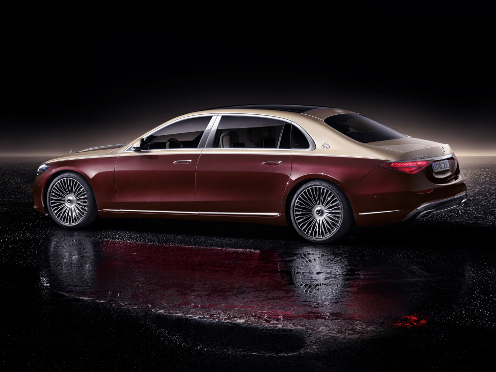 Красный автомобиль Mercedes-Maybach S 580,  2021  года на черном фоне
