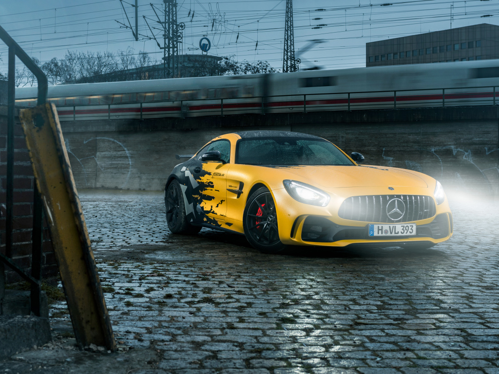 Желтый дорогой Mercedes Benz AMG GTR на дороге