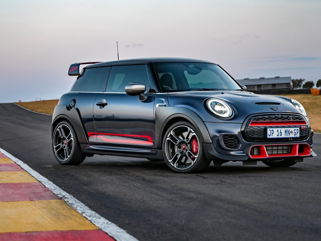 Автомобиль MINI John Cooper Works GP 2020 года на дороге