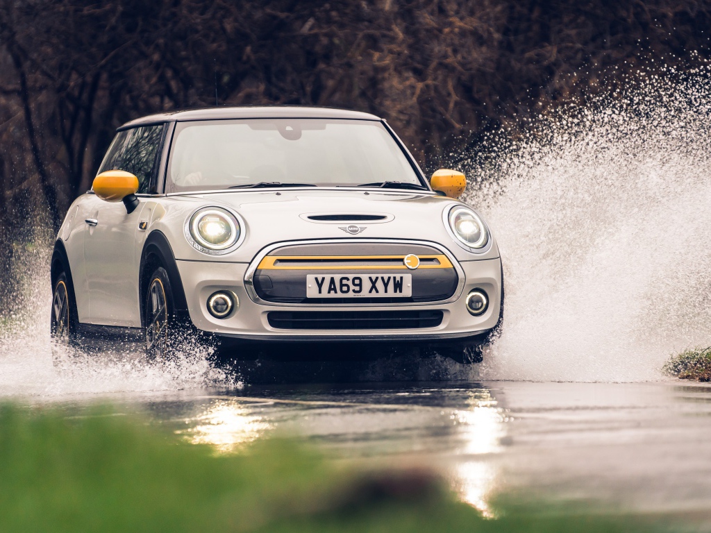 Компактный MINI Cooper SE Level 2 2020 года едет по воде