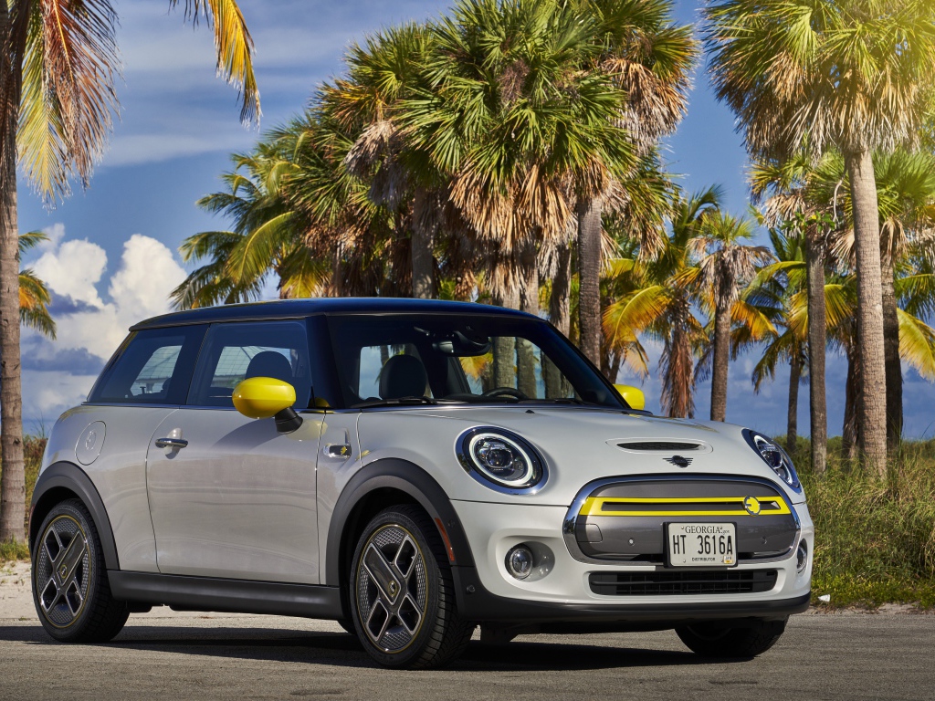 Автомобиль MINI Cooper SE, 2020 года у пальм