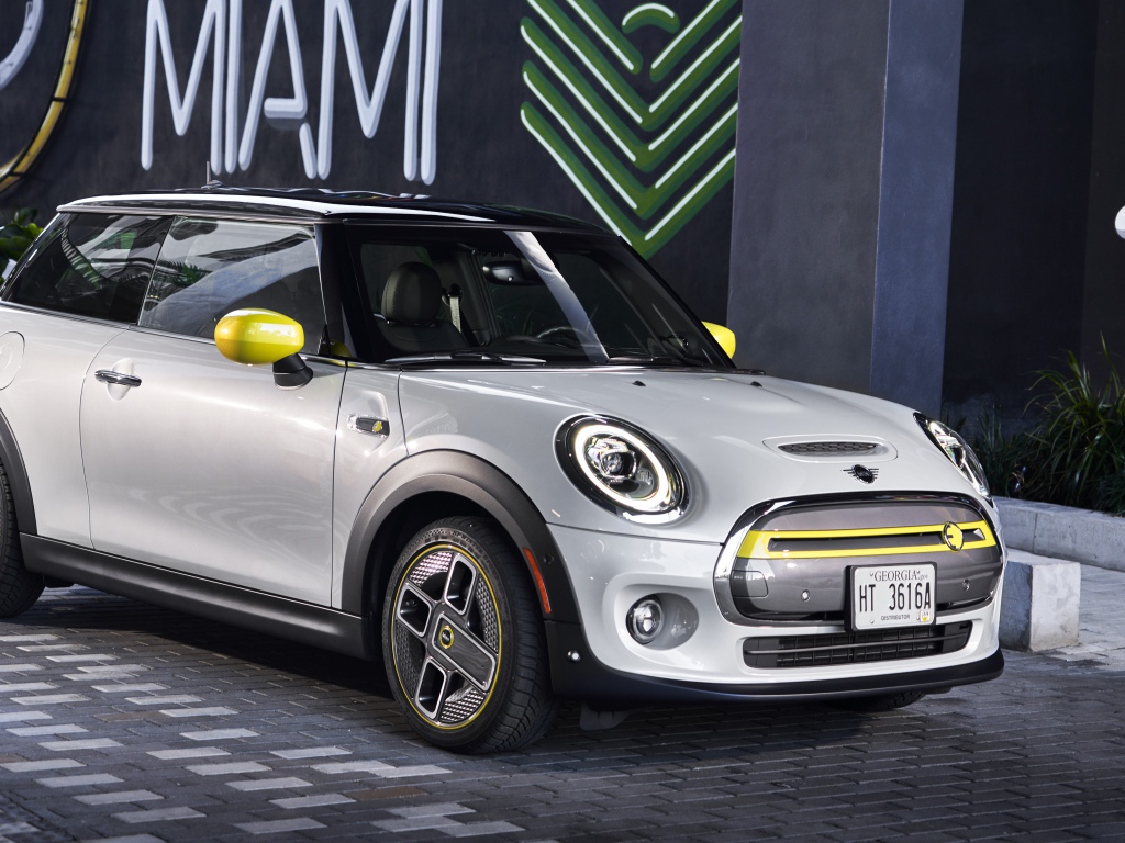 Серебристый  MINI Cooper SE, 2020 года у дома