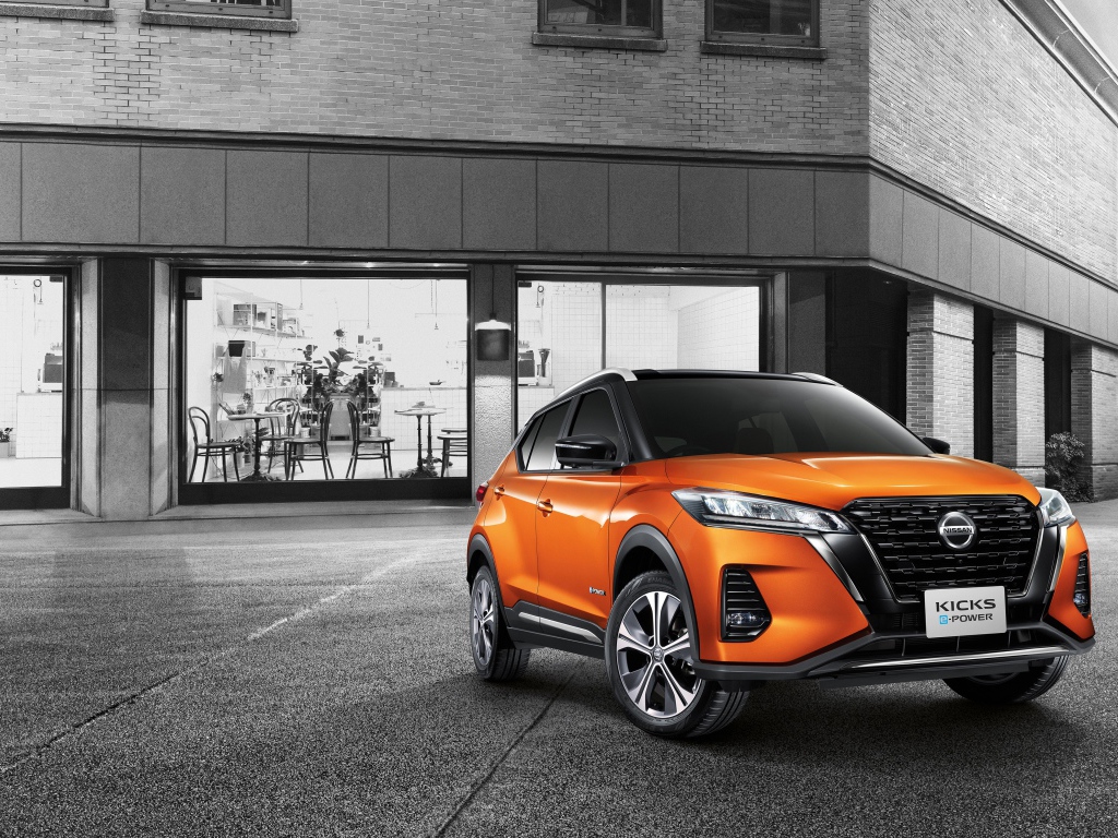 Оранжевый внедорожник Nissan Kicks E-POWER 2020 года у кафе