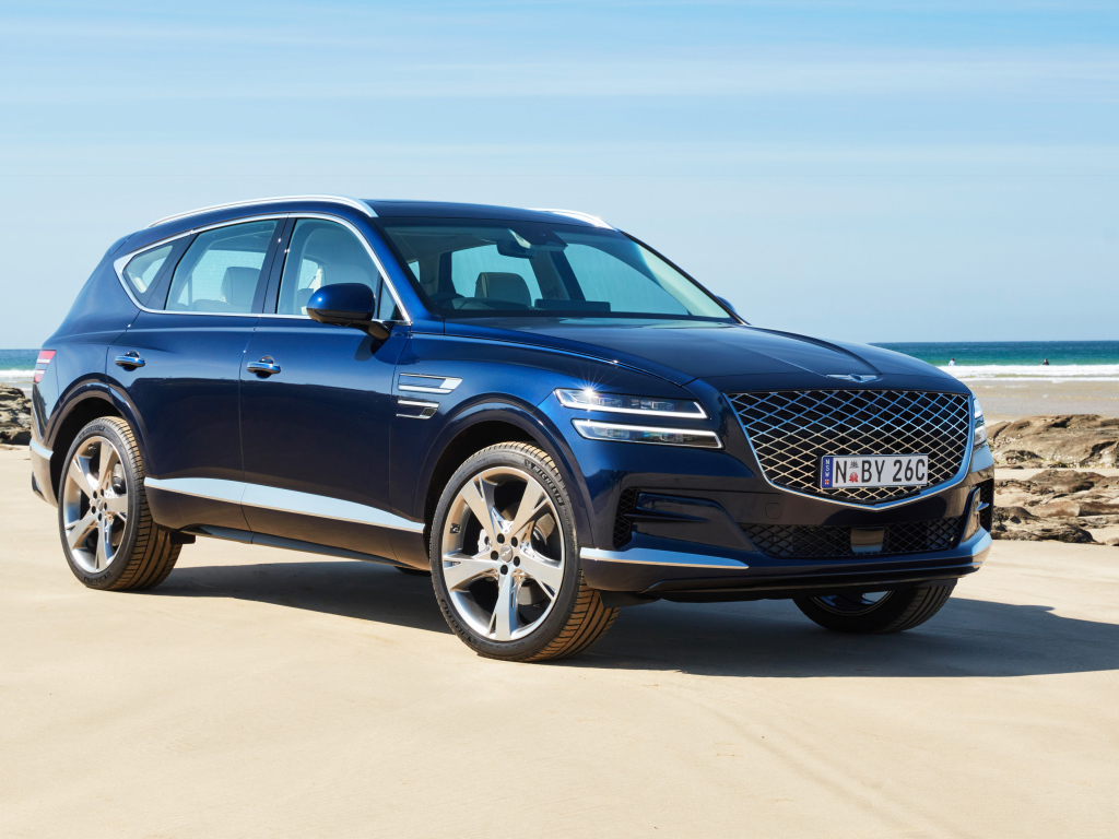 Синий автомобиль Genesis GV80 2.5T 2020 года у океана