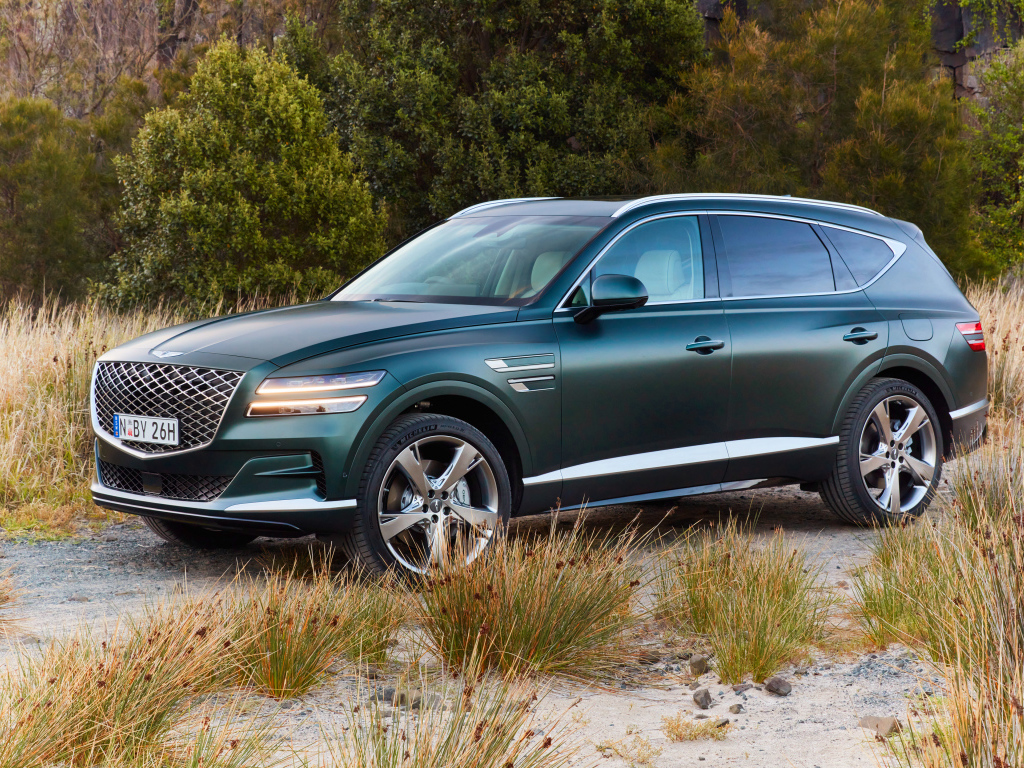 Автомобиль Genesis GV80 3.5T AWD 2020 года в траве