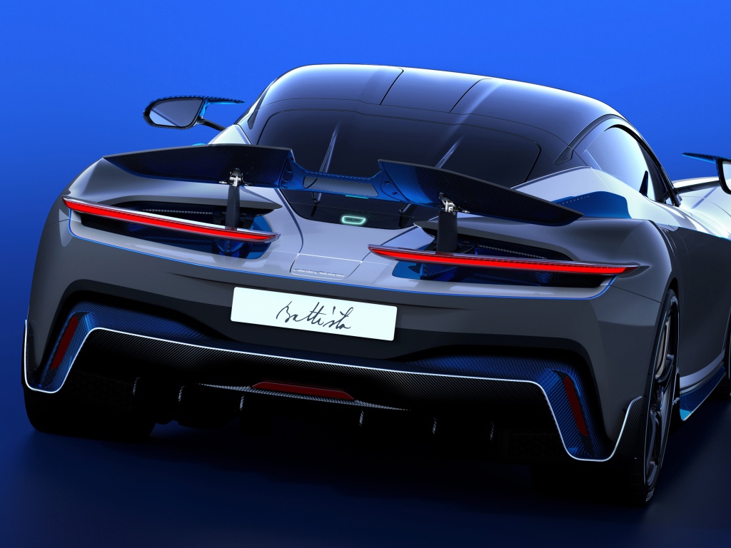 Спортивный автомобиль Pininfarina Battista Anniversario 2020 года на синем фоне