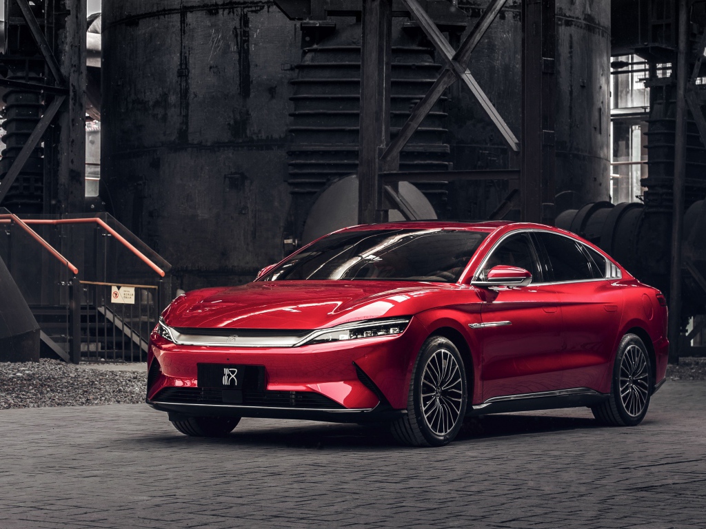 Красный автомобиль BYD Han EV 2020 года у завода