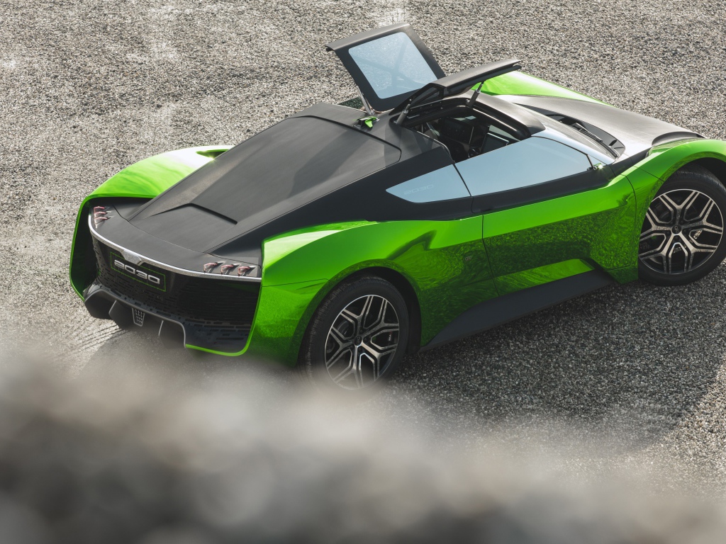 Автомобиль GFG Vision 2030 года газует на асфальте