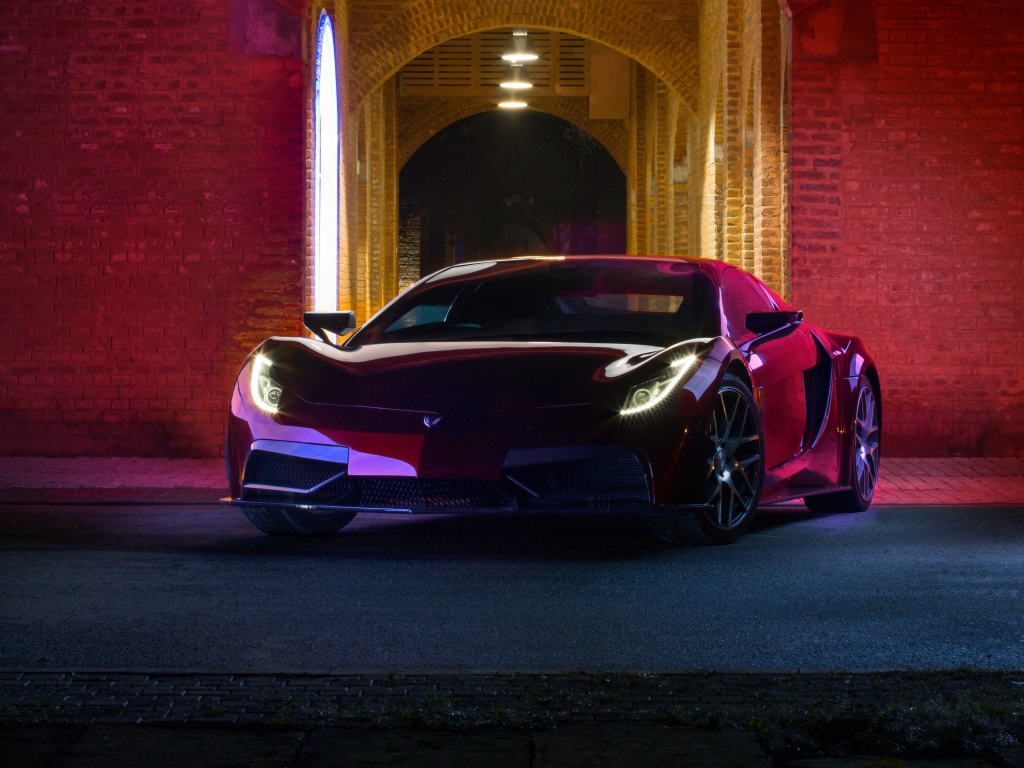 Красный автомобиль Vega EVX 2020 года у дома