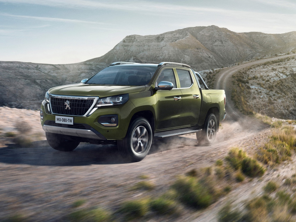 Внедорожник Peugeot Landtrek, 2020 года на горной дороге