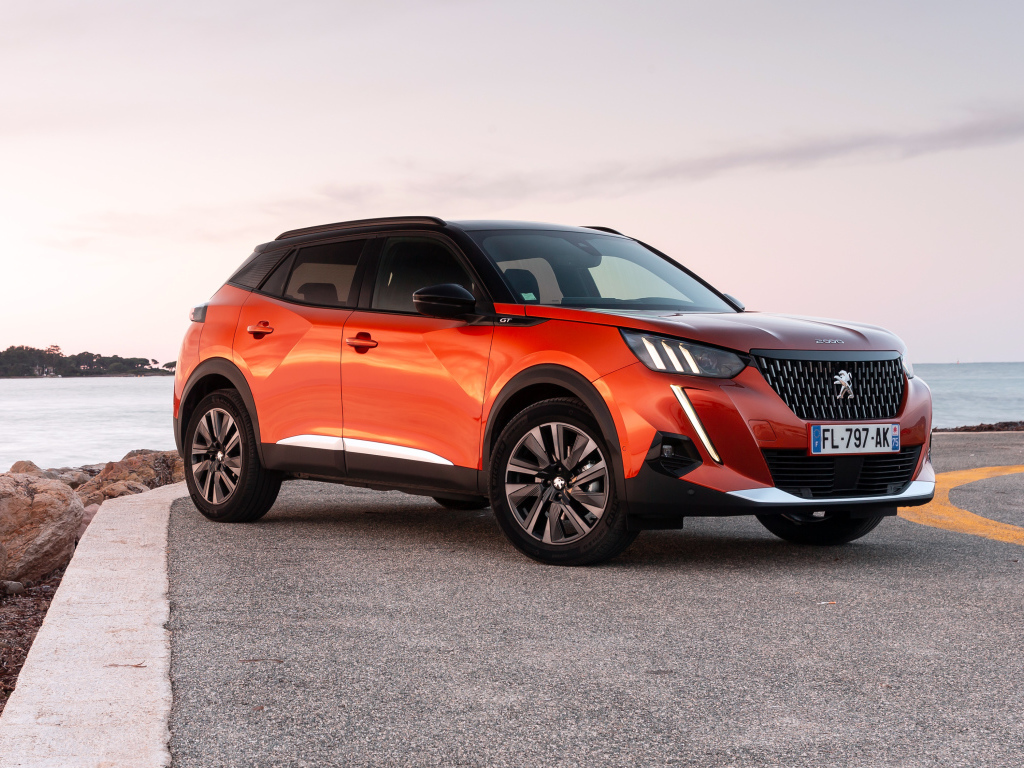 Красный внедорожник Peugeot 2008 GT 2019 года у океана