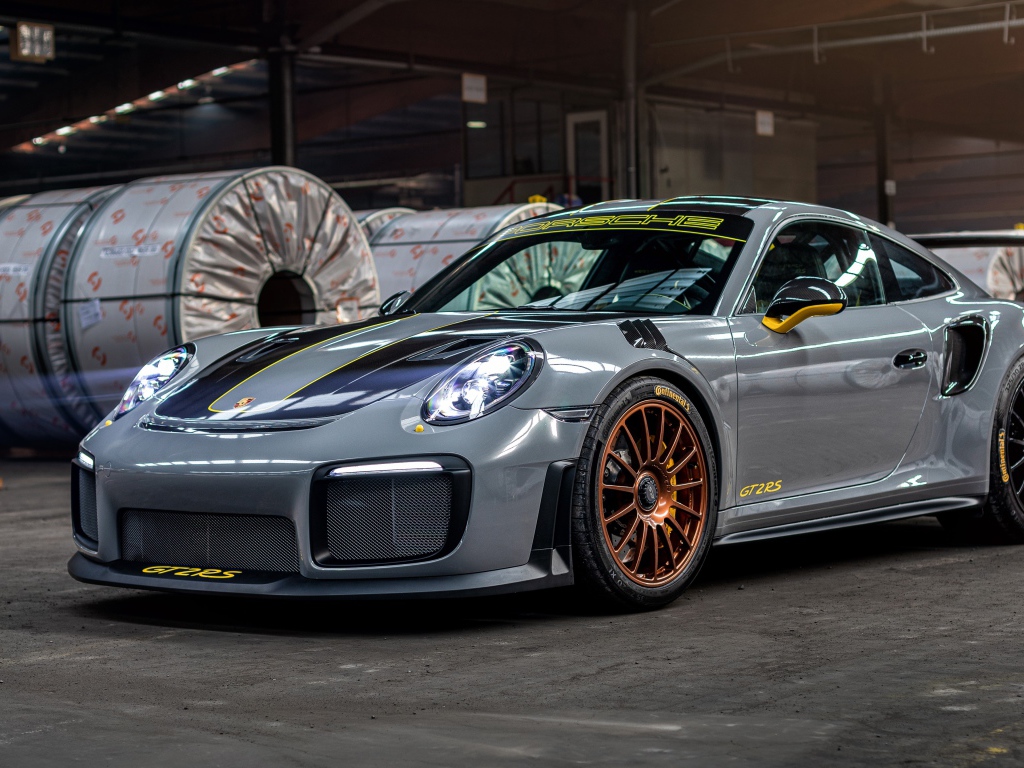 Автомобиль Porsche 911 GT2 RS 2020 года на заводе