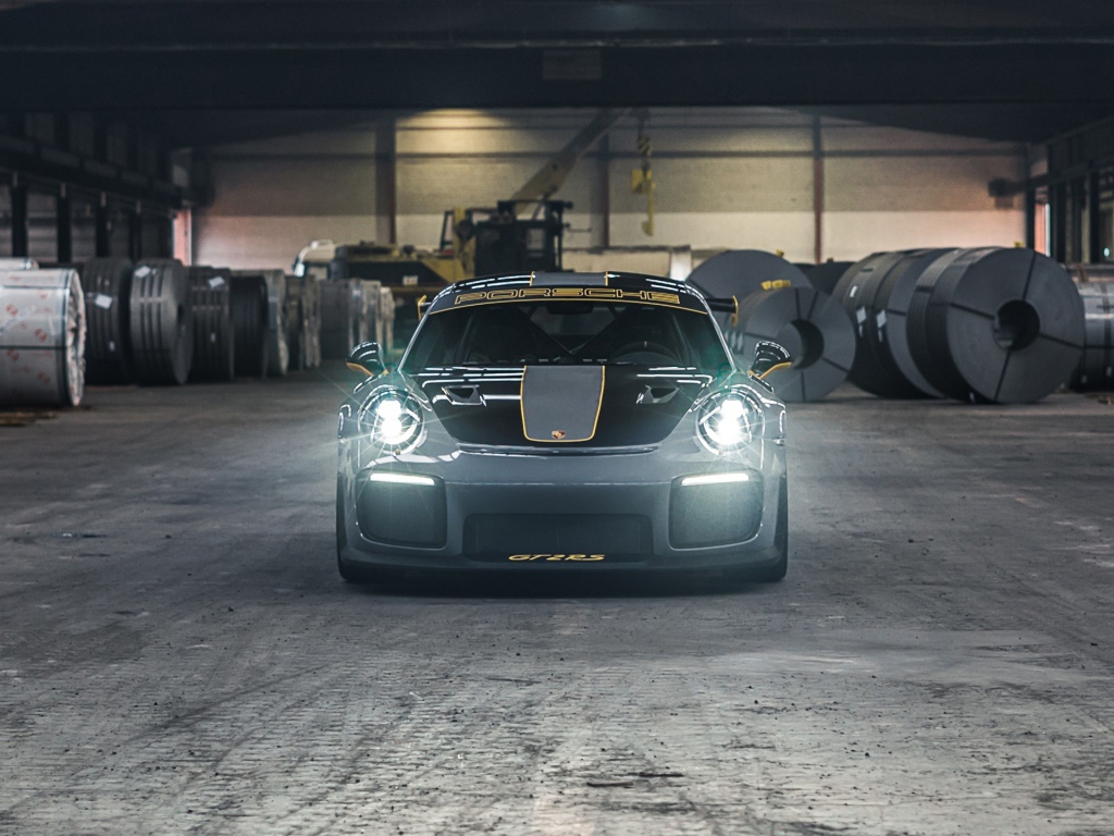 Автомобиль  Porsche 911 GT2 RS 2020 года с включенными фарами