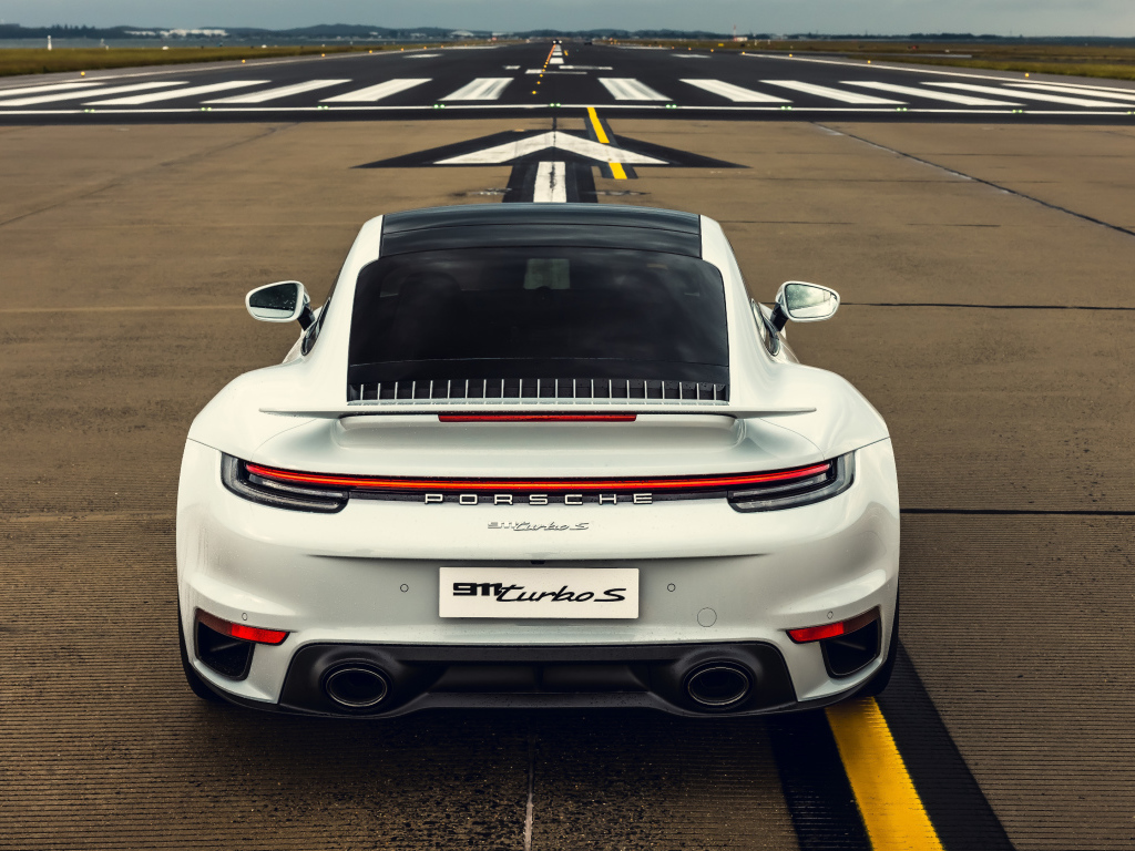 Белый автомобиль  Porsche 911 Turbo S 2020 года вид сзади