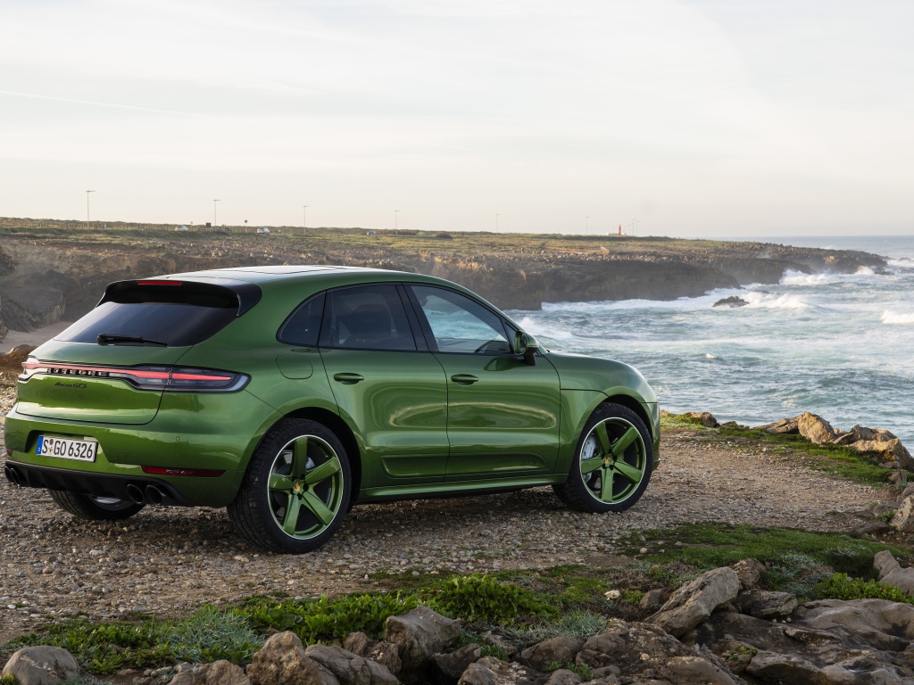 Автомобиль Porsche Macan GTS 2020 года у воды 
