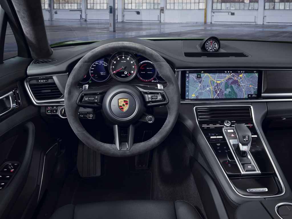 Салон автомобиля Porsche Panamera 4S 2020 года 