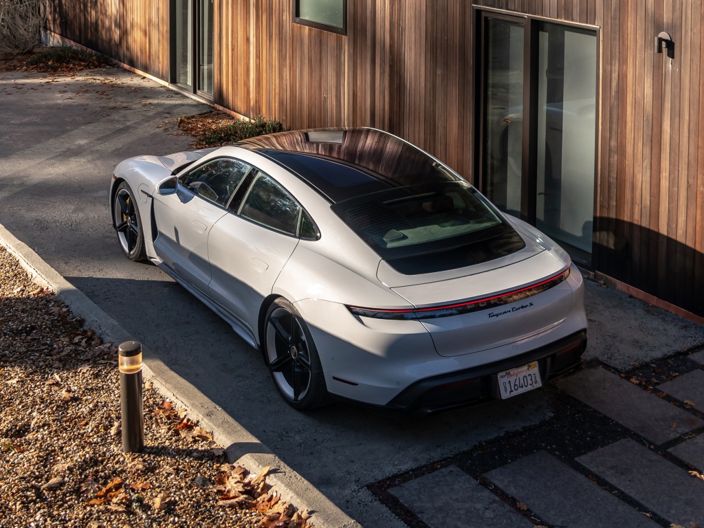 Автомобиль Porsche Taycan Turbo S, 2020 года у дома
