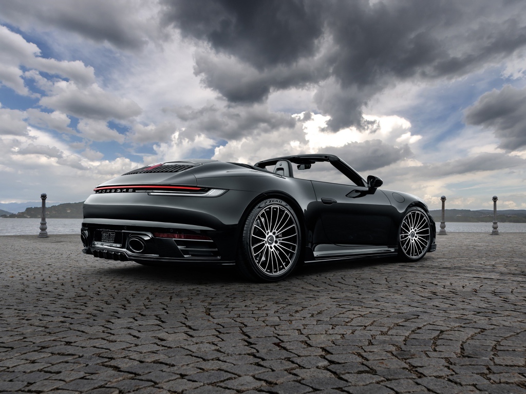 Черный автомобиль Porsche 911 Carrera 4S Cabriolet 2020 года под грозовым небом