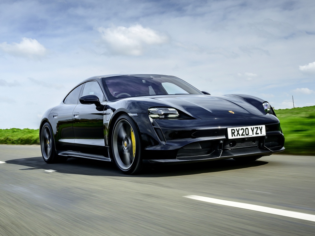 Черный автомобиль Porsche Taycan Turbo S 2020 года на скорости 