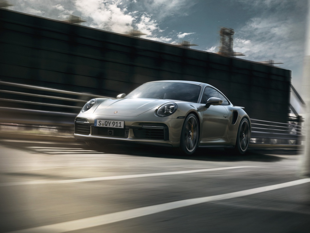 Быстрый компактный автомобиль Porsche 911 Turbo S 2020 года на трассе