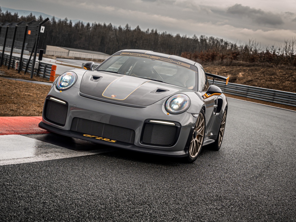 Серебристый автомобиль Porsche 911 GT2 RS 2020 года готовится к гонкам