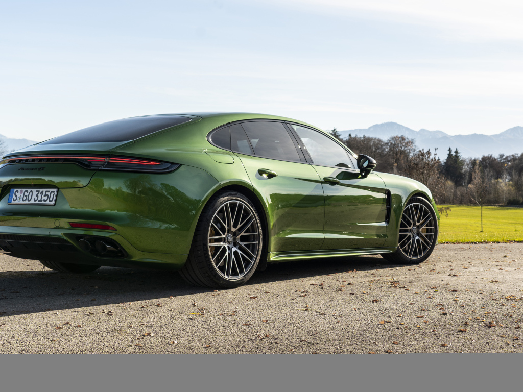 Зеленый автомобиль Porsche Panamera 4S 2021 года вид сзади