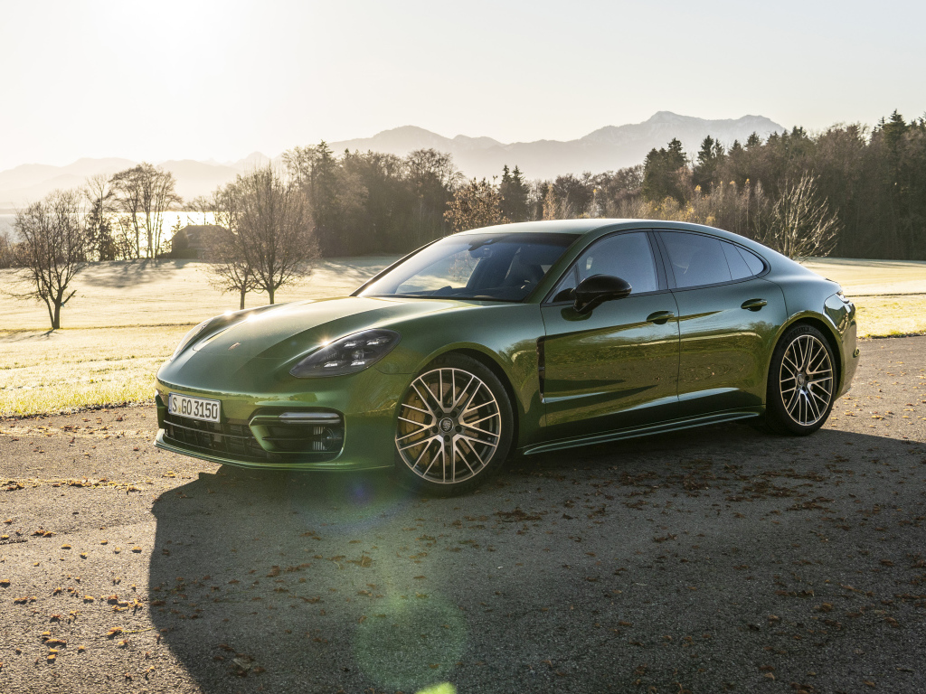Автомобиль Porsche Panamera 4S 2021 года в лучах солнца