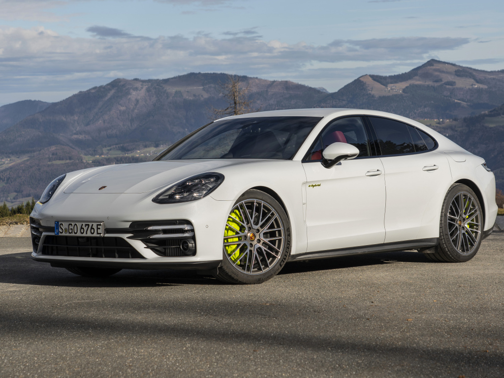 Автомобиль Porsche Panamera Turbo S E-Hybrid 2021 года на фоне гор
