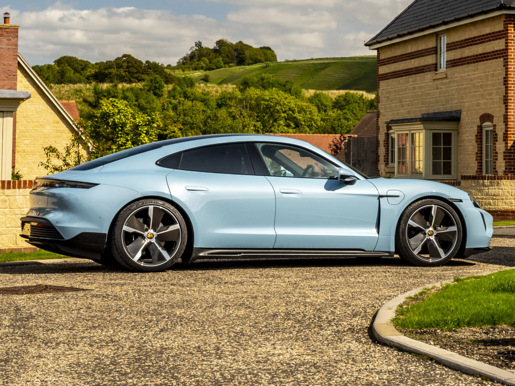 Автомобиль Porsche Taycan 4S 2021  года вид сбоку