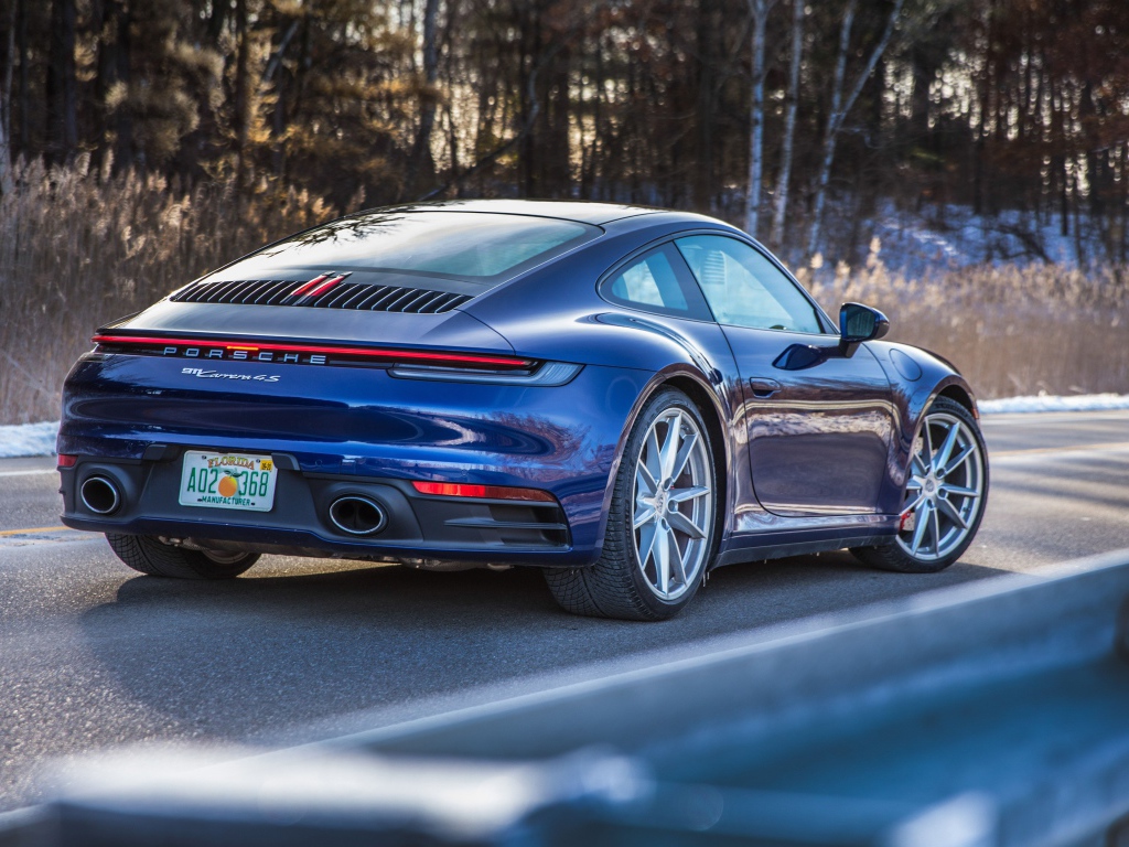Автомобиль  Porsche 911 Carrera 4S, 2020 года вид сзади