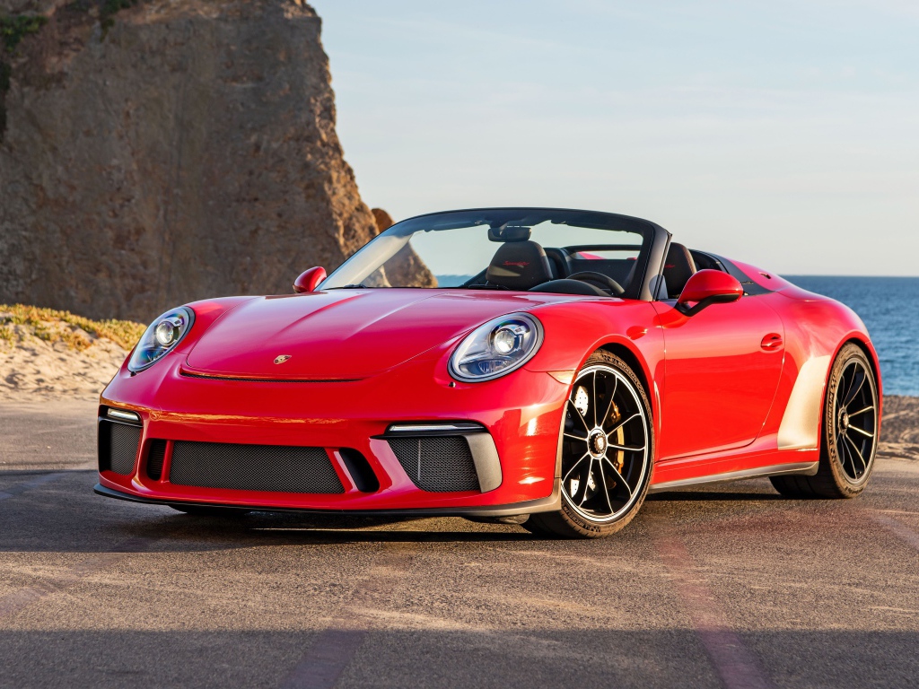 Красный автомобиль Porsche 911 Speedster, 2019 года у воды