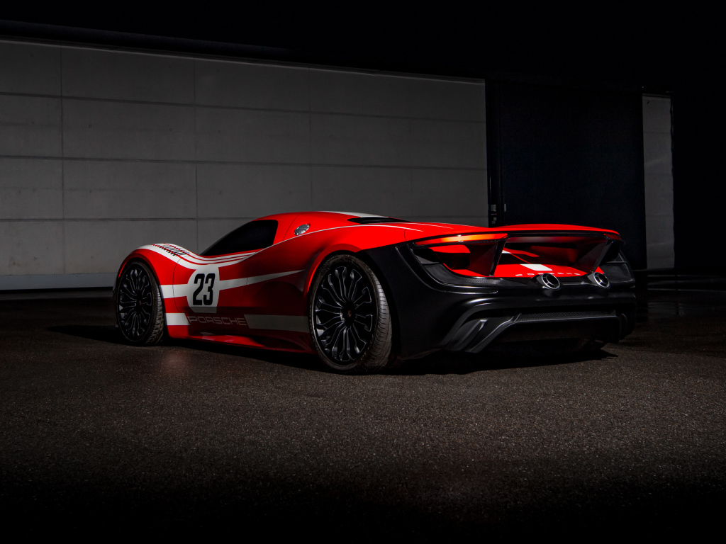 Красный гоночный автомобиль Porsche 917 Living Legend  вид сзади